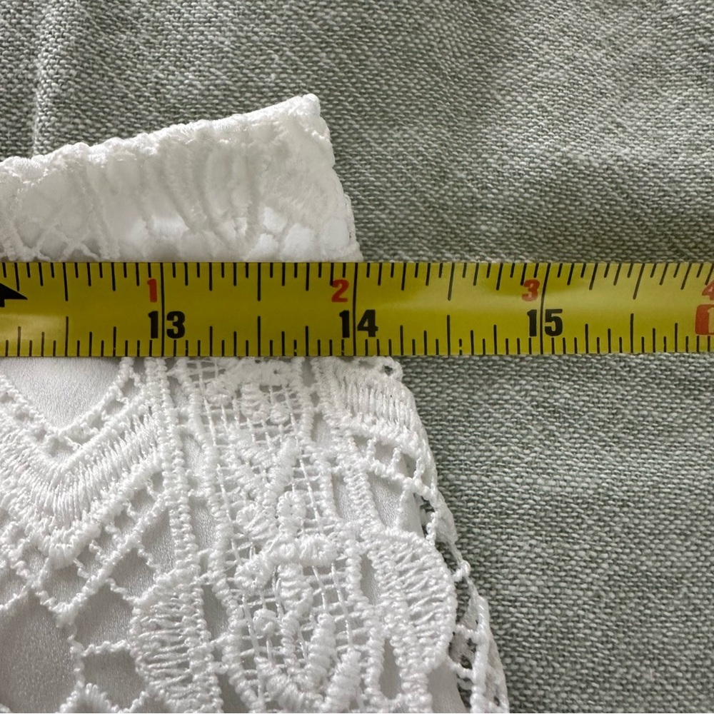 Alexis Women’s White Lace Micro Shorts Size XS - Picture 5 of 6
